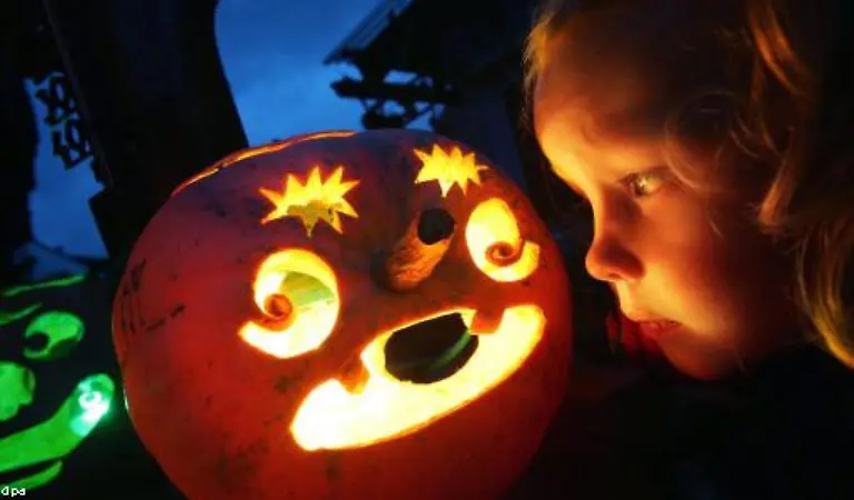 Heute-ist-Halloween-in-den-USA-vor-allem-ein-Fest-fuer-Kinder-Als-Gespenster-und-Hexen-verkleidet-ziehen-sie-von-Haus-zu-Haus-drohen-mit-einem-Streich-und-fordern-Geld-und-Suessigkeiten-Trick-or-Treat