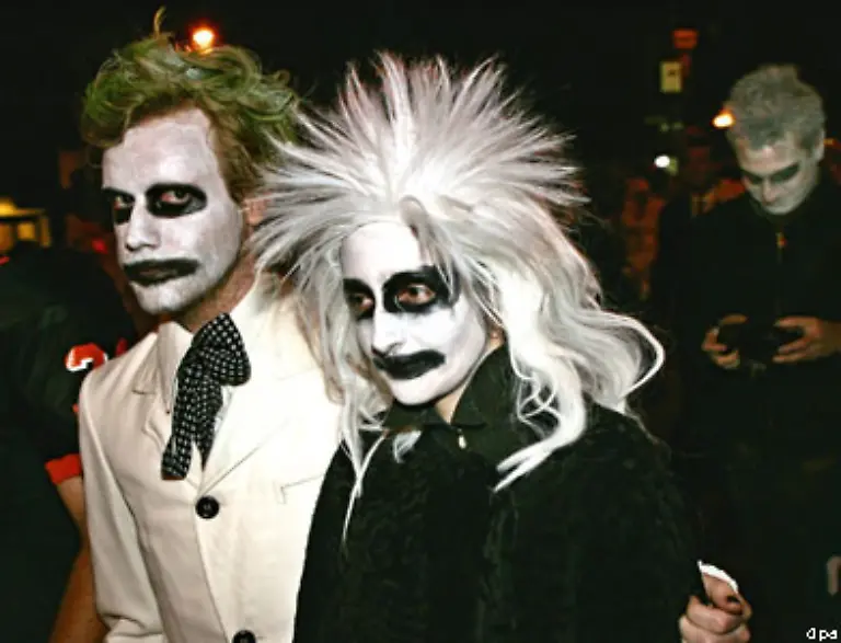 In-Deutschland-wurde-daraus-das-reichlich-unverhohlene-Suesses-oder-Saures-Aus-Oesterreich-wird-bereits-von-Sachbeschaedigungen-zu-Halloween-berichtet-2004-wurden-nahezu-800-zum-Teil-schwere-Faelle-in-Folge-des-Verkleidungsfests-angezeigt