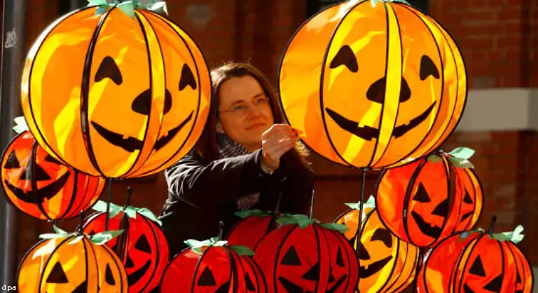 Vielleicht-folgt-Deutschland-ja-dem-franzoesischen-Vorbild-Frankreich-erlebte-in-den-90er-Jahren-einen-regelrechten-Halloween-Boom-2006-titelte-die-Tageszeitung-Le-Parisien-jedoch-Halloween-ist-tot-Allerdings-mag-hier-der-Wunsch-Vater-des-Gedanken-gewesen-sein