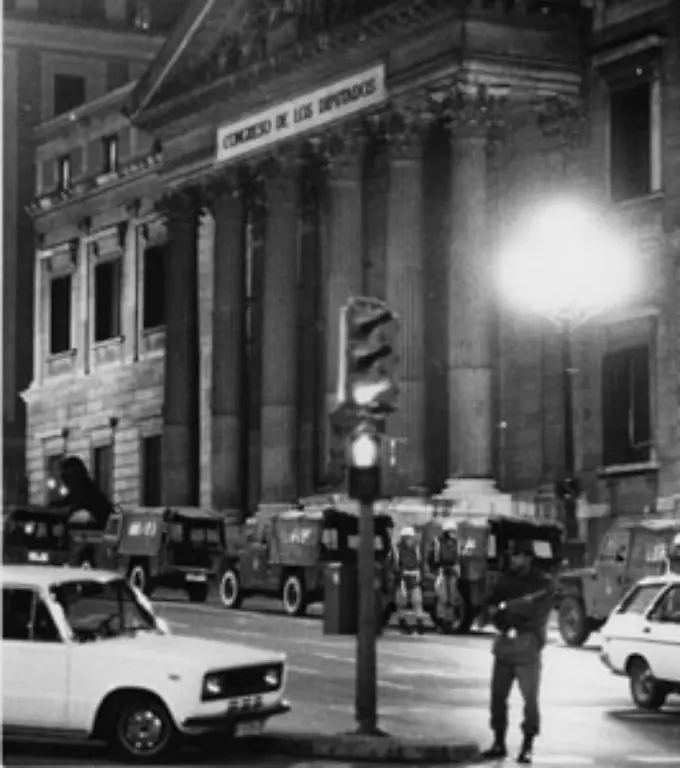 In-der-Nacht-des-23-Februar-1981-als-die-junge-spanische-Demokratie-an-einem-Putschversuch-zu-zerbrechen-drohte