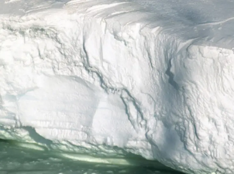Die-Eisdecke-ist-durchschnittlich-2100-Meter-dick