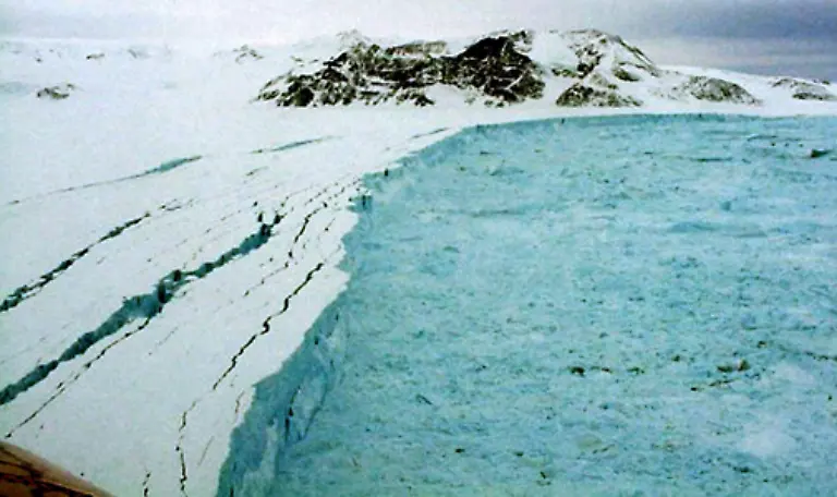 Charakteristisch-fuer-die-32-000-Kilometer-lange-Kuestenlinie-des-Kontinents-sind-Schelfeis-und-Gletscher-Sie-reichen-unter-Wasser-bis-tief-in-das-Meer-hinein