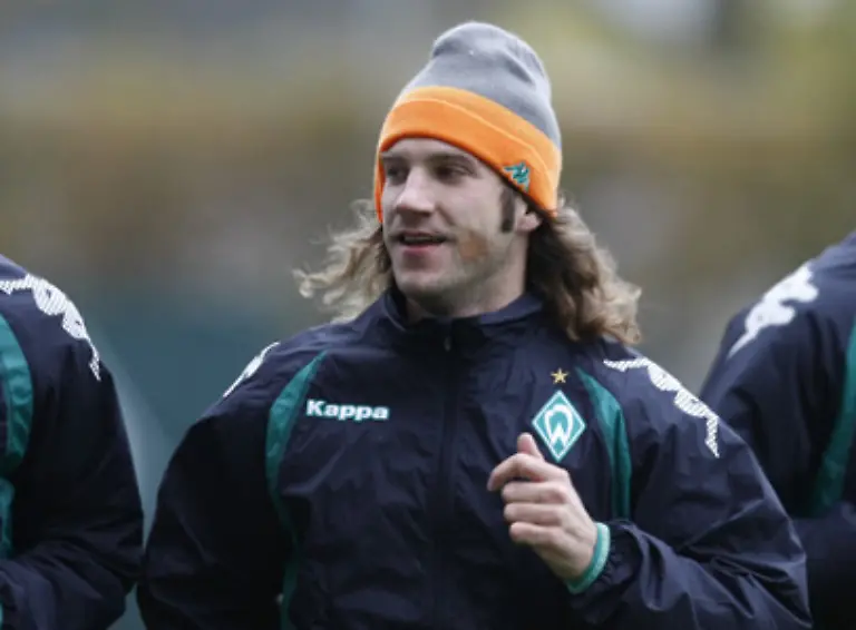 Torsten-Frings-konnte-wegen-einer-Gelbsperre-leider-nicht-mitspielen-und-durfte-nur-zuschauen-Er-liess-sich-vor-dem-Spiel-in-Bremen-von-Bundestrainer-Loew-in-Berlin-die-Leviten-lesen