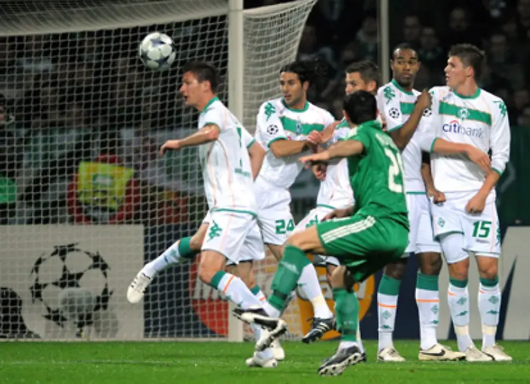 Bei-einem-Freistoss-von-Panathinaikos-Kapitaen-Karagounis-aus-fast-30-Metern-Entfernung-verschaetzte-sich-Bremens-Torhueter-Wiese-total-hatte-aber-Glueck-dass-der-Ball-gegen-die-Latte-prallte