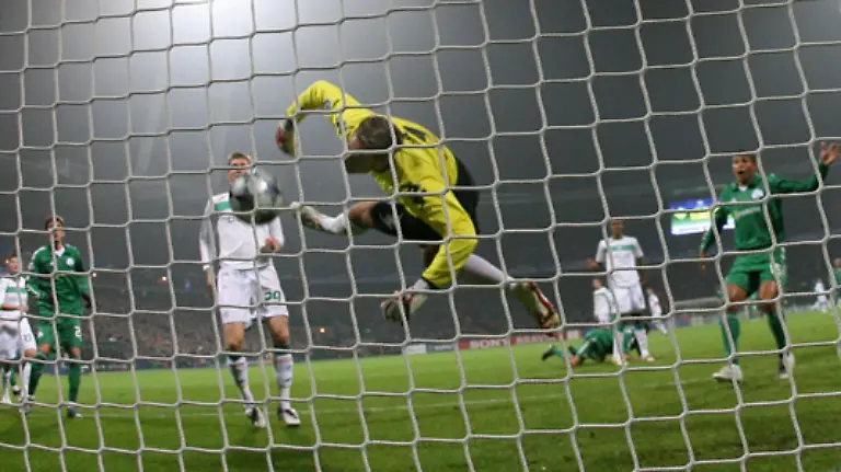 Ihr-Kapitaen-Karagounis-ueberwand-mit-einem-Hinterhaltsschuss-den-nicht-optimal-postierten-Werder-Keeper-Wiese