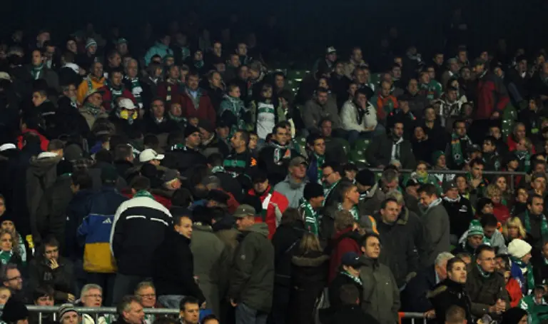 Noch-vor-dem-Schlussfiff-verliessen-einige-der-fassungslosen-Zuschauer-das-Stadion
