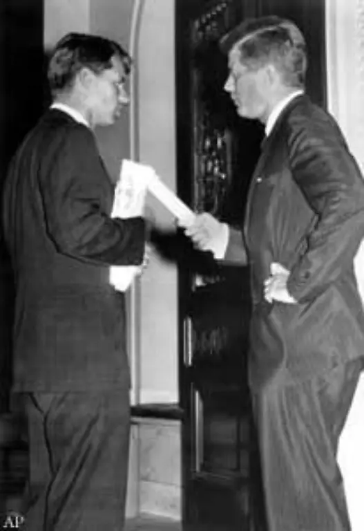 doch-selbst-dieser-Ritterschlag-war-irgendwann-nicht-mehr-genug-Er-vereine-Jacks-vorausweisende-ironische-Coolness-mit-Bobbys-ernstem-inspirierenden-Eifer-schrieb-der-New-Yorker