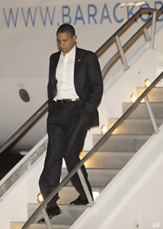 Nur-wenige-Tage-vor-der-Wahl-unterbricht-er-seinen-Wahlkampf-um-ans-Krankenbett-seiner-im-Sterben-liegenden-Grossmutter-zu-eilen-Eine-menschliche-Geste-die-ihm-viele-hoch-anrechnen