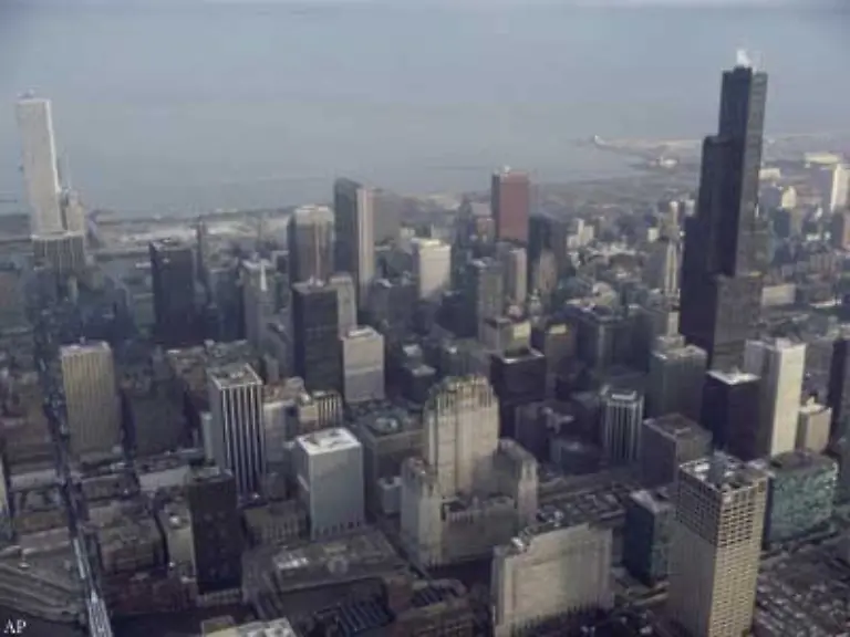 dann-aber-wechselt-er-zu-einer-gemeinnuetzigen-Organisation-in-Chicago-die-Einwohnern-armer-Viertel-hilft