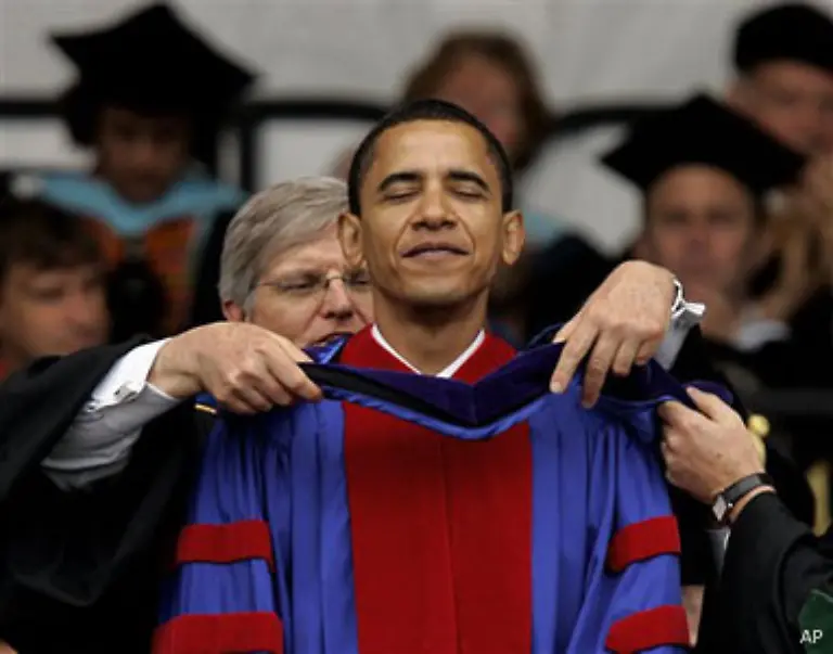 Ausserdem-lehrt-er-bis-zu-seiner-Wahl-in-den-US-Senat-2004-Verfassungsrecht-an-der-Fakultaet-fuer-Rechtswissenschaft-der-University-of-Chicago