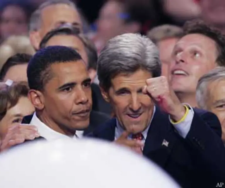 und-haelt-als-vielversprechendes-Talent-auf-dem-Kongress-der-Demokraten-hier-mit-Kandidat-John-Kerry-vor-der-Praesidentschaftswahl-die-Grundsatzrede