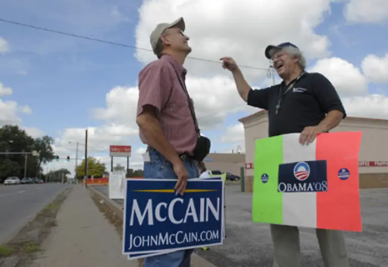 Unmittelbar-vor-dem-Nominierungsparteitag-der-Demokraten-holte-McCain-in-den-Umfragen-auf