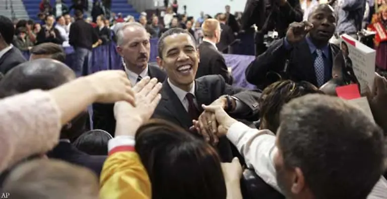 McCains-Strategen-versuchten-Obamas-Staerken-in-Schwaechen-umzudeuten-McCain-portraetierte-Obama-als-Leichtgewicht-mit-Starallueren-und-machten-sich-ueber-dessen-Rhetoriktalent-und-die-Begeisterung-der-Obama-Fans-lustig