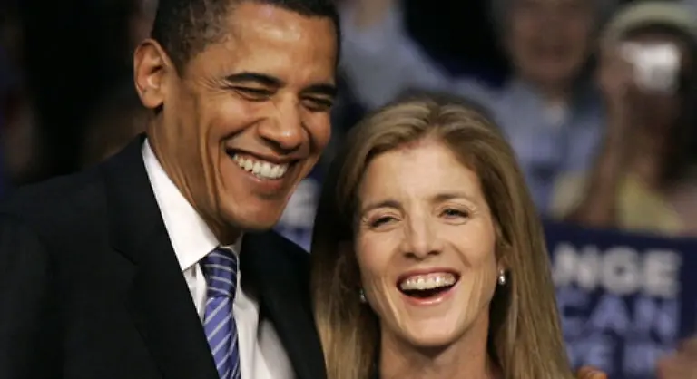 Als-Caroline-Kennedy-Schlossberg-im-August-zu-Beginn-des-Parteitages-der-Demokraten-sprach-herrschte-atemlose-Stille-Sie-spannte-den-Bogen-zwischen-ihrem-ermordeten-Vater-dem-gleichfalls-bei-einem-Attentat-getoeteten-Onkel-Bob-Kennedy