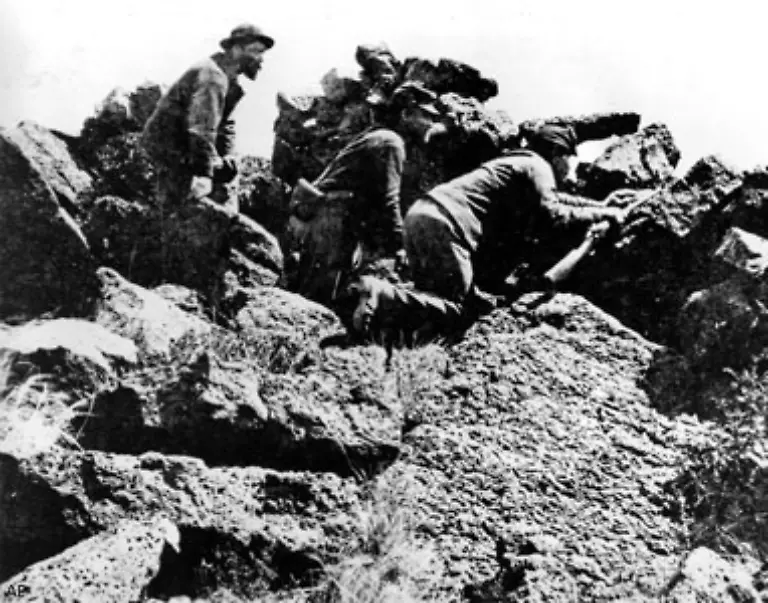 3-Die-Indianer-sterben-an-Krankheiten-die-aus-Europa-und-Afrika-eingeschleppt-werden-sie-sterben-in-Kriegen-durch-Vertreibung-und-Massaker-Das-Bild-zeigt-US-Soldaten-im-Kampf-gegen-Indianer-kurz-nach-dem-Buergerkrieg