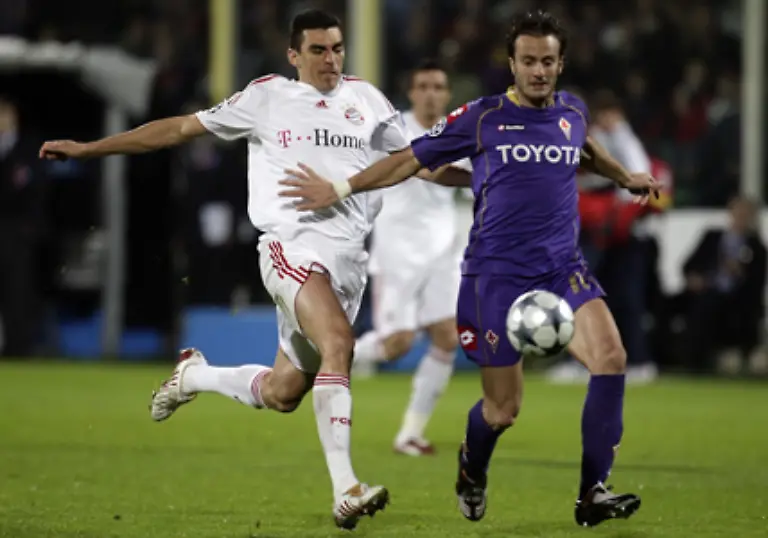In-der-48-Minute-Glueck-fuer-die-Bayern-Gilardino-kommt-dem-Tor-gefaehrlich-nahe-Rensing-laeuft-weit-raus