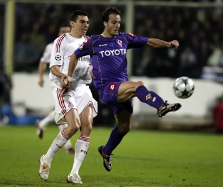 Gilardino-will-ueber-ihn-drueberheben-schiesst-den-Ball-aber-ueber-das-Tor