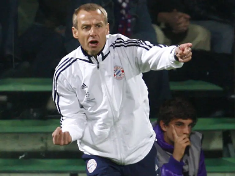 Klinsmann-wird-an-der-Seitenlinie-langsam-ungehalten-und-gibt-Schweinsteiger-Anweisungen-wie-er-zu-spielen-hat