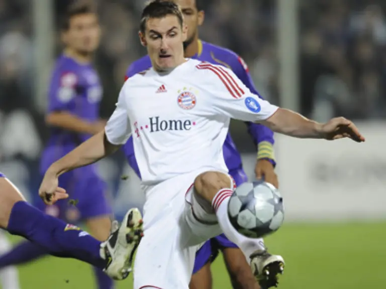 Kurz-darauf-in-der-81-Minute-hat-Klose-dann-eine-Riesenchance-Er-setzt-sich-im-Laufduell-gegen-Dainelli-durch-und-steht-frei-vor-dem-Torwart-Der-Ball-geht-jedoch-Millimeter-ueber-die-Latte