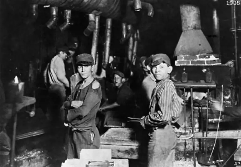 33-die-Zeit-der-Kinderarbeit-und-der-Diskriminierung-von-Frauen-Katholiken-Juden-Schwarzen-und-Asiaten-Regierung-und-Arbeitgeber-schaffen-es-Gewerkschaften-als-unamerikanisch-darzustellen