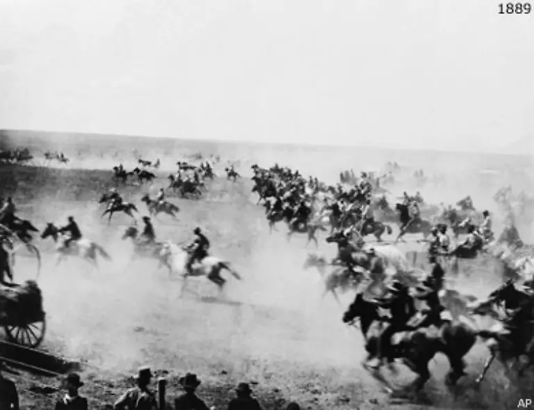 36-1889-wird-das-letzte-Schutzgebiet-der-Indianer-freigegeben-und-sogleich-ueberrannt-Das-sogenannte-Indianer-Territorium-war-den-Ureinwohnern-als-letztes-Rueckzugsgebiet-zugesichert-worden-Nun-entsteht-dort-Oklahoma-als-46-Bundesstaat