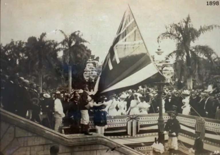 37-1898-wird-Hawaii-annektiert-ein-wichtiger-Stuetzpunkt-auf-dem-Weg-nach-China-und-Japan-Mehr-und-mehr-wird-der-Pazifik-zum-Bezugspunkt-fuer-die-USA-Das-Bild-zeigt-eine-Szene-der-Annektierungszeremonie-in-Honolulu