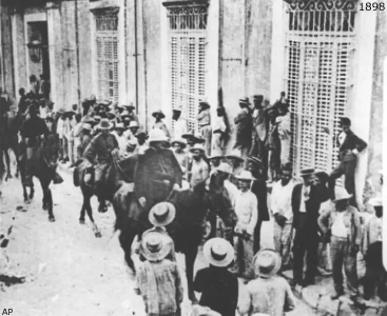 38-Im-selben-Jahr-fuehren-die-USA-einen-Krieg-gegen-die-alte-Kolonialmacht-Spanien-und-werden-durch-den-schnellen-Sieg-selbst-zur-Kolonialmacht-Kuba-wird-unabhaengig-zaehlt-jedoch-nun-zum-Hinterhof-der-USA
