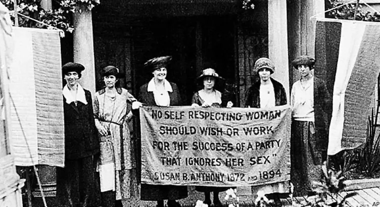 42-Die-Ergebnisse-dieser-Bewegung-sind-zweischneidig-Ihr-ist-sowohl-die-Einfuehrung-des-Frauenwahlrechts-1920-zu-verdanken