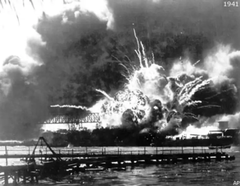 53-Fuer-die-USA-beginnt-und-endet-der-Zweite-Weltkrieg-im-Pazifik-Er-beginnt-im-Dezember-1941-mit-dem-Angriff-auf-Pearl-Harbor