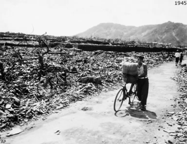 54-und-endet-im-August-1945-mit-dem-Abwurf-der-Atombomben-auf-Hiroschima-und-Nagasaki-Bild