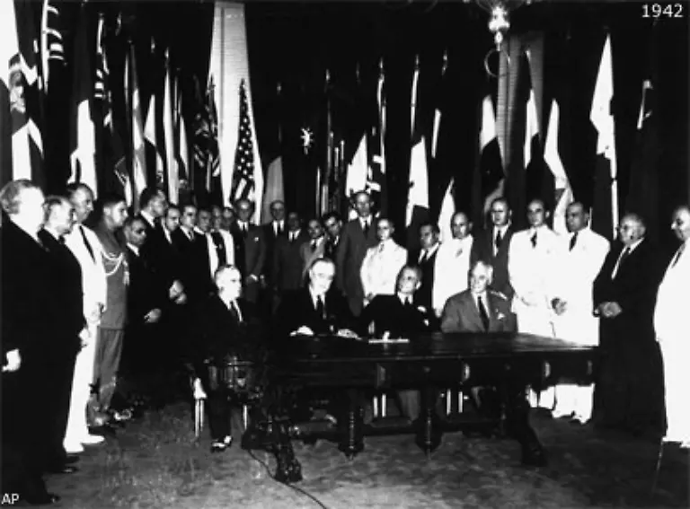 56-Die-USA-sind-1942-Gruendungsmitglied-der-Vereinten-Nationen-Bild-sie-etablieren-den-Dollar-als-internationale-Leitwaehrung-und-setzen-in-ihrem-Einflussbereich-ihre-Vorstellung-von-freiem-Welthandel-durch