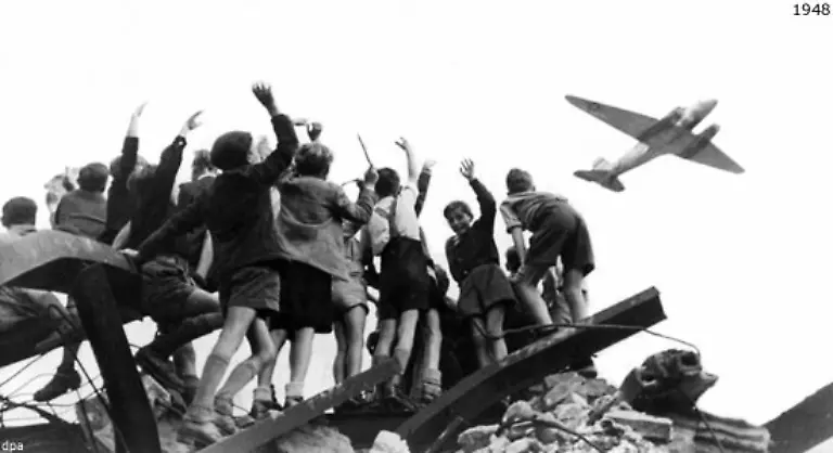 57-In-Westdeutschland-und-West-Berlin-werden-die-USA-von-Siegern-zu-Beschuetzern