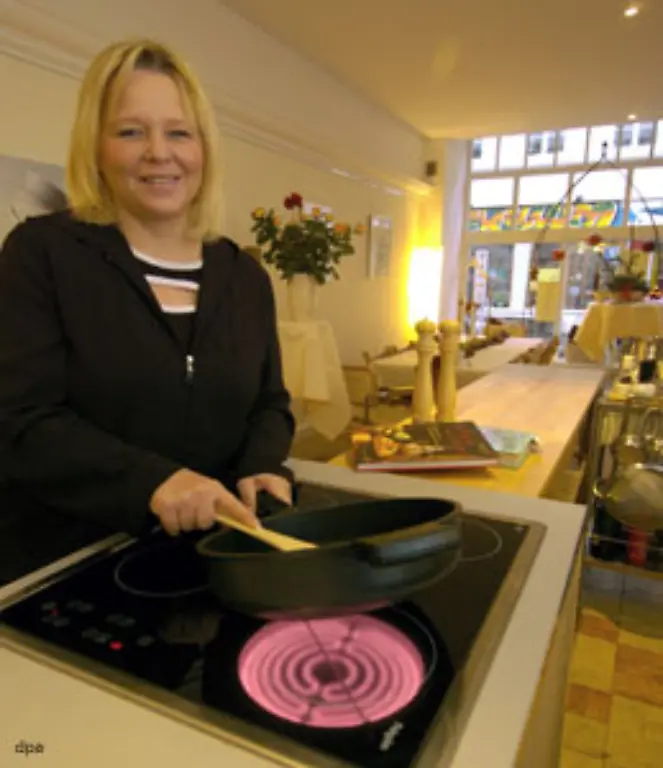 Der-altbekannte-Elektro-Herd-mit-Gussplatten-ist-am-weitesten-verbreitet-aber-auch-am-teuersten-im-Verbrauch-Glaskeramikfelder-sind-schon-10-Prozent-guenstiger