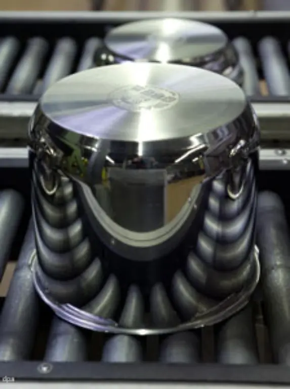 Auch-guenstig-beim-Kochen-Edelstahltoepfe-Sie-strahlen-viel-weniger-Waerme-ab-als-Emailletoepfe-Manche-modernen-Toepfe-sind-sogar-waermeisoliert-und-sparen-so-15-Prozent-Energie