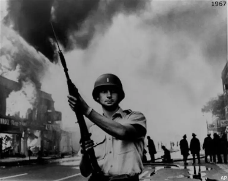 69-Ueberall-in-den-USA-wird-gegen-Krieg-und-Rassendiskriminierung-demonstriert-Meist-friedlich-nicht-immer-Bei-den-city-riots-von-1967-sterben-Hunderte-von-Menschen