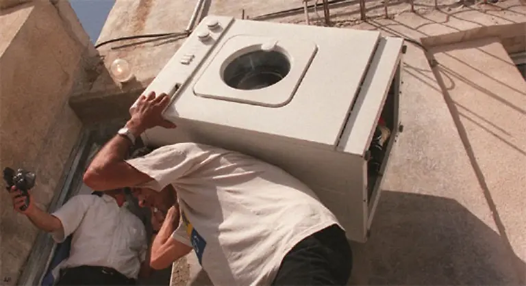 Allein-die-Einsparungen-durch-eine-sparsame-neue-Waschmaschine-betragen-gegenueber-einer-10-Jahre-alten-Maschine-fuer-eine-vierkoepfige-Familie-40-Euro-im-Jahr-Bei-einer-20-Jahre-alten-Maschine-sind-es-sogar-bis-zu-105-Euro