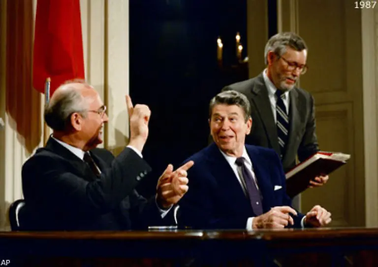 82-Mit-dem-sowjetischen-Staatschef-Gorbatschow-handelt-Reagan-1987-den-Vertrag-zur-Abschaffung-der-amerikanischen-und-sowjetischen-Mittelstreckenraketen-in-Europa-aus