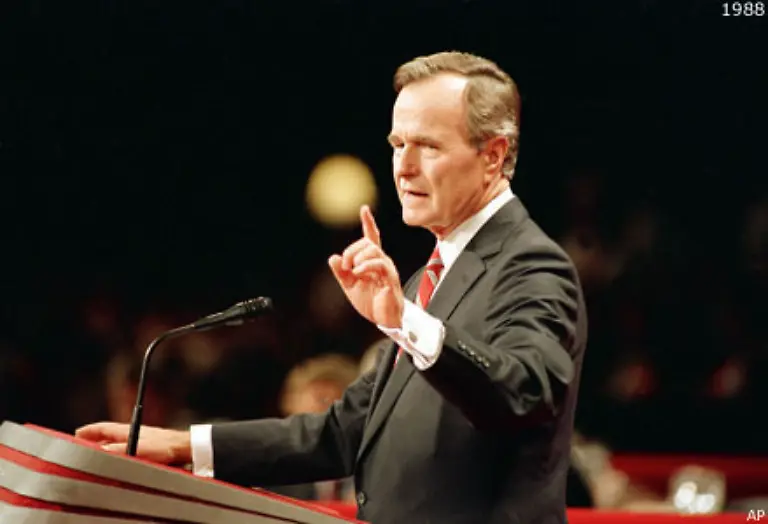 85-Bush-scheitert-an-wirtschaftlichen-Schwierigkeiten-und-einem-gebrochenen-Versprechen-aus-dem-Wahlkampf-von-1988-Read-my-lips-no-new-taxes-Mit-dem-Slogan-It-s-the-economy-stupid-gewinnt-1992-Bill-Clinton-die-Wahl