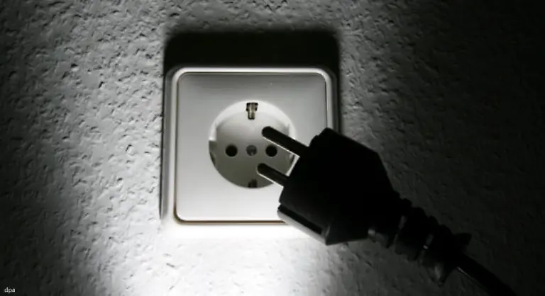 Schalten-Sie-Ihre-Geraete-daher-immer-am-Netzschalter-aus-Geht-das-nicht-installieren-Sie-Steckdosen-mit-Schalter-schliessen-Sie-mehrere-Geraete-an-eine-schaltbare-Steckerleiste-oder-ziehen-Sie-einfach-die-Strippe