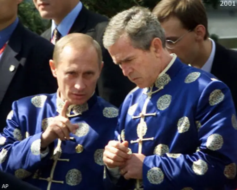 95-Am-12-September-2001-beschliesst-die-NATO-zum-ersten-Mal-in-ihrer-Geschichte-den-Buendnisfall-In-kurzer-Zeit-schmiedet-Bush-eine-internationale-Koalition-gegen-den-Terror-der-auch-Russland-und-China-angehoeren