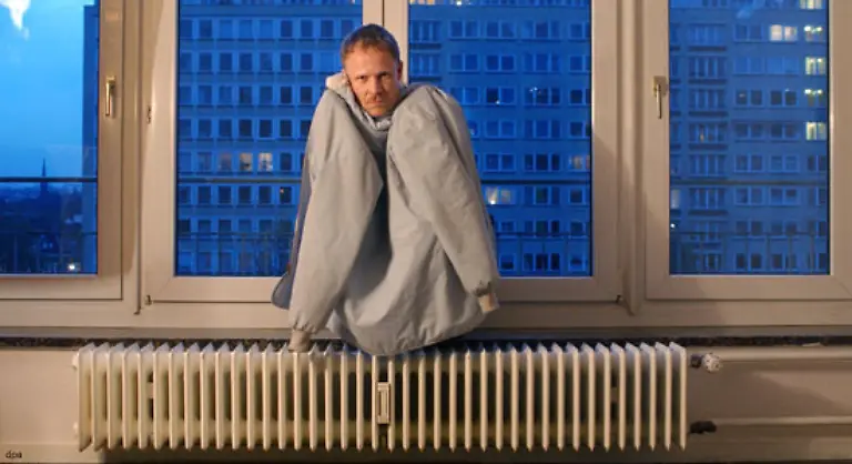 In-einem-Raum-mit-mehreren-Heizkoerpern-ist-es-guenstiger-alle-etwas-aufzudrehen-als-einen-die-Arbeit-alleine-machen-zu-lassen-Sofas-Vorhaenge-oder-Verkleidungen-vor-dem-Heizkoerper-verhindern-eine-optimale-Abstrahlung-und-kosten-fuenf-Prozent-zusaetzliche-Energie