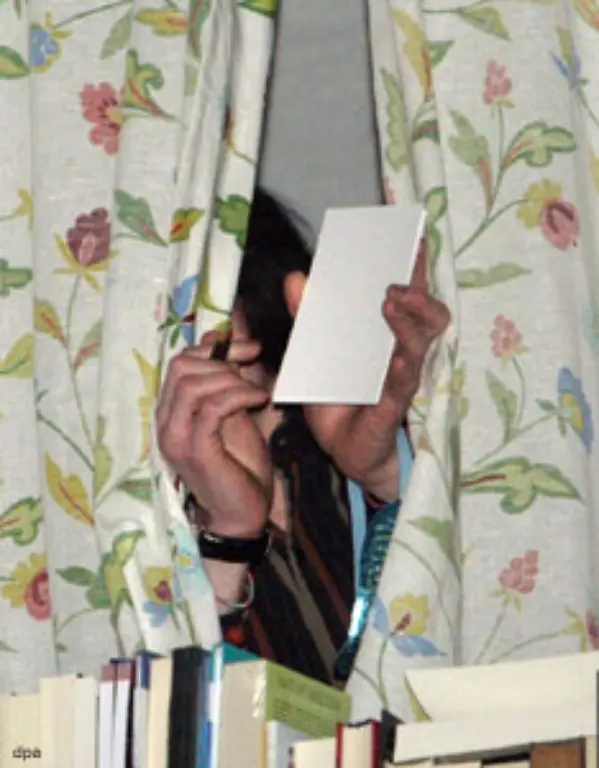 Waehrend-der-Nacht-sollte-die-Raumtemperatur-um-fuenf-Grad-gesenkt-werden-Um-moeglichst-wenig-Waerme-ueber-die-Fenster-zu-verlieren-schliessen-Sie-die-Vorhaenge-und-lassen-Sie-Rollos-herunter-So-senken-Sie-den-Waermeverlust-um-10-bis-20-Prozent