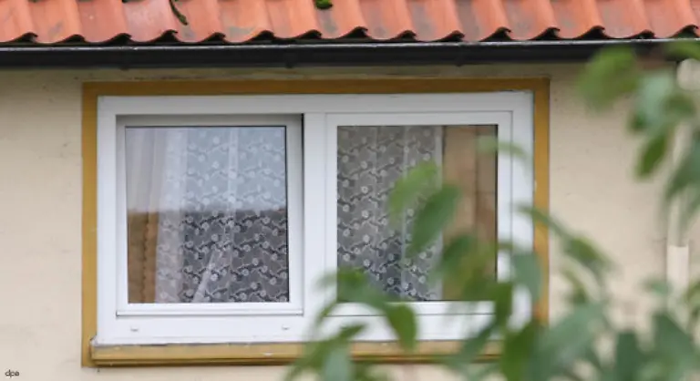 Dichten-Sie-zugige-Fenster-und-Tueren-ab-Gehen-Sie-mit-Schaumstoffstreifen-oder-Dichtungsprofilen-gegen-die-Ritzen-vor-Kleben-Sie-immer-den-ganzen-Rahmen-ab-damit-nicht-neue-Luecken-entstehen