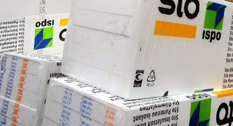 Eine-Daemmschicht-mit-hitzereflektierender-Oberflaeche-lohnt-sich-in-jedem-Fall-hinter-den-Heizkoerpern-damit-nicht-Waerme-nach-aussen-entweicht-In-Baumaerkten-finden-Sie-eigene-Heizkoerperdaemmplatten-in-unterschiedlichen-Staerken