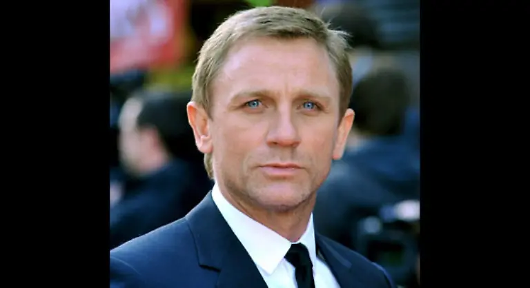 Auch-keine-wirkliche-Erneuerung-Wie-schon-bei-Casino-Royale-schrieben-Neal-Purvis-und-Robert-Wade-zusammen-mit-dem-Oscar-nominierten-Autoren-Paul-Haggis-Million-Dollar-Baby-L-A-Crash-das-Drehbuch