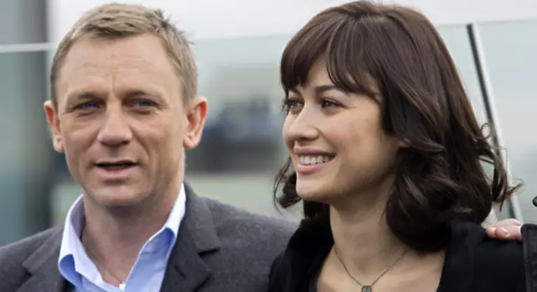 So-eine-ebenbuertige-Gespielin-kriegt-man-nicht-so-leicht-ins-Bett-wie-ein-Girl-und-mit-einem-leichten-Oh-James-Seufzer-enden-die-Bond-Filme-schon-lange-nicht-mehr