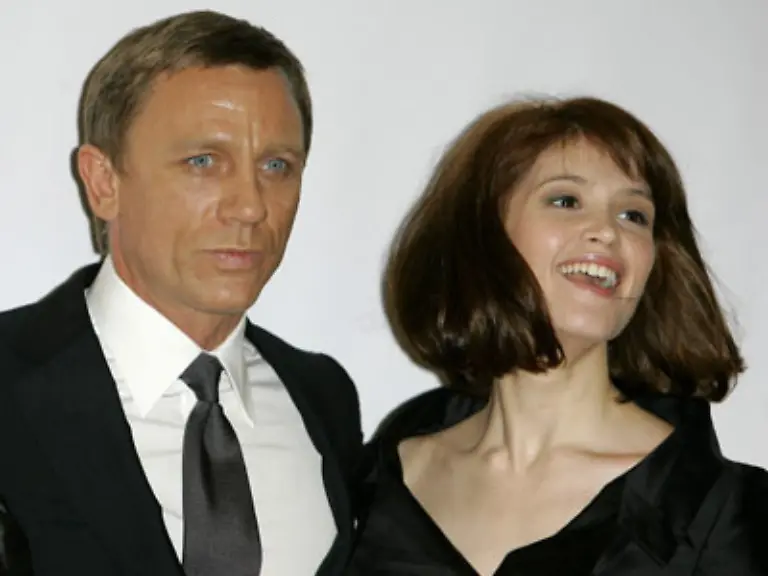 MI6-Agentin-Fields-Gemma-Arterton-stirbt-dann-aber-bald-darauf-Mit-Oel-uebergossen-fast-wie-ein-Kunstwerk-endet-sie-auf-einem-weissen-Laken