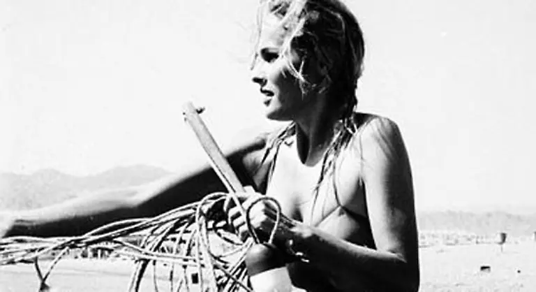 Als-Mutter-aller-Bond-Girls-gilt-natuerlich-Ursula-Andress-mit-ihrem-unvergesslichen-Auftritt-als-Honey-Rider-an-Sean-Connerys-Seite-in-007-jagt-Dr-No
