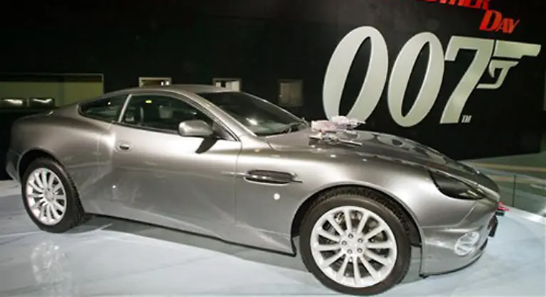 Koennten-Maenner-einen-Tag-mit-James-Bond-tauschen-wuerden-39-Prozent-die-Fahrt-im-Aston-Martin-einer-Nacht-mit-einem-Bond-Girl-vorziehen