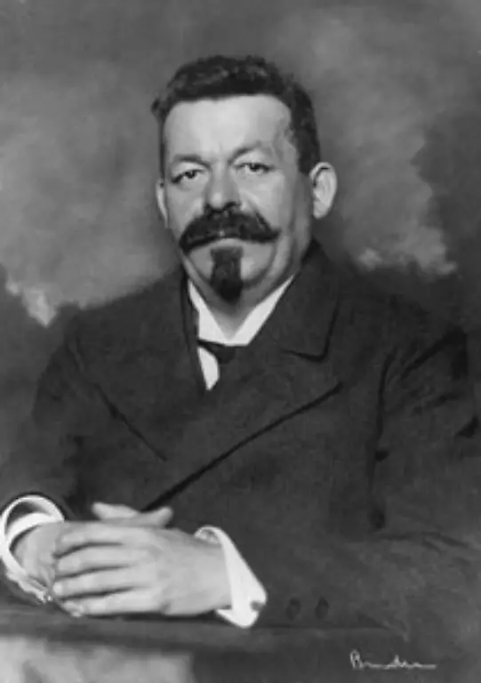 Im-weiteren-Verlauf-der-Revolution-von-1918-setzten-sich-die-gemaessigten-Sozialdemokraten-um-den-spaeteren-Reichspraesidenten-Friedrich-Ebert-durch-Die-Republik-die-1919-entstand-entsprach-den-Vorstellungen-Scheidemanns-nicht-Liebknechts